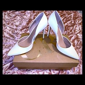 Super cute white heels 👠